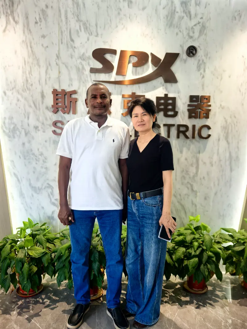 ลูกค้าต่างประเทศตรวจสอบการผลิต MCCB, คอนแทค AC และ VFD ที่โรงงาน SPX ELECTRIC
